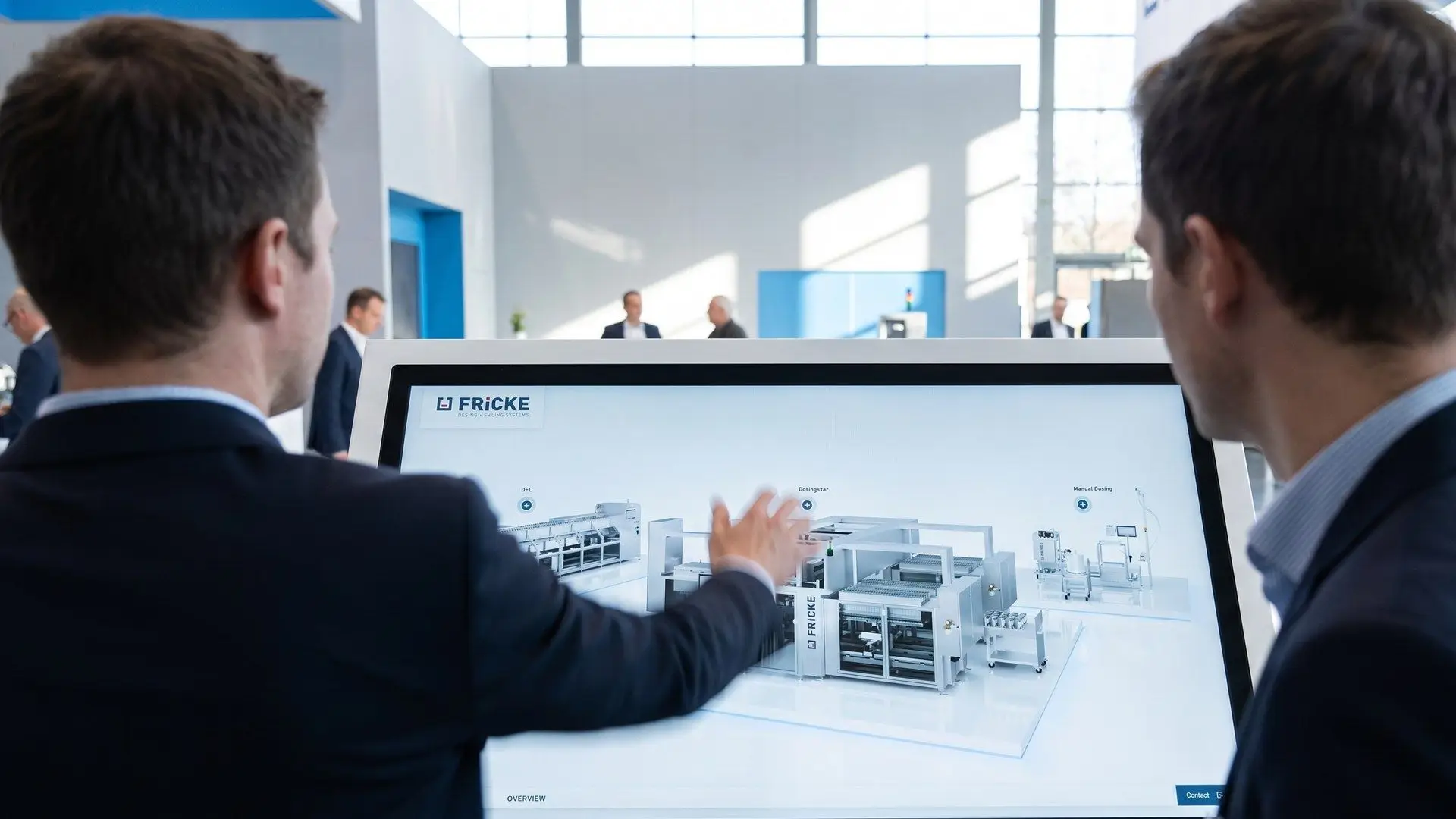 Zwei Messebesucher an einem Touchscreen, der die Dosier- und Abfüllanlagen von Fricke als interaktives 3D-Modell zeigt (KI-generiertes Bild)