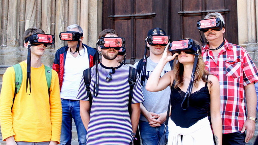 Stadtführung in Virtual Reality: Touristengruppe mit VR-Brille