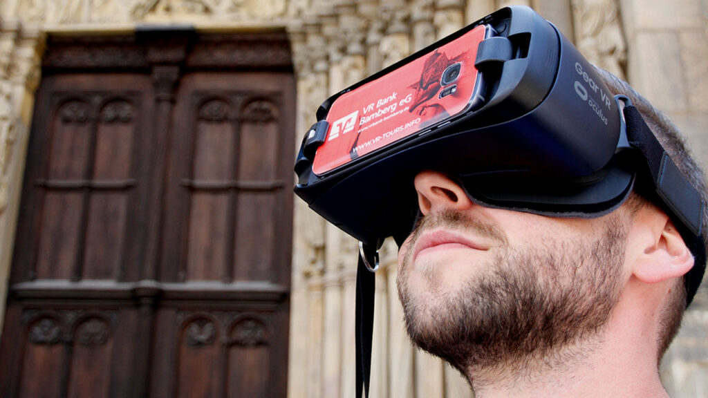 Stadtführung in Virtual Reality: Person mit VR-Brille