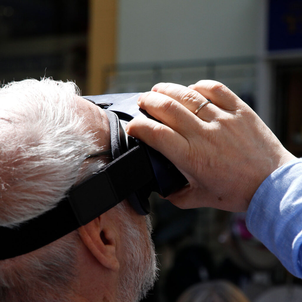 Stadtführung in Virtual Reality: Mann schaut durch die VR-Brille