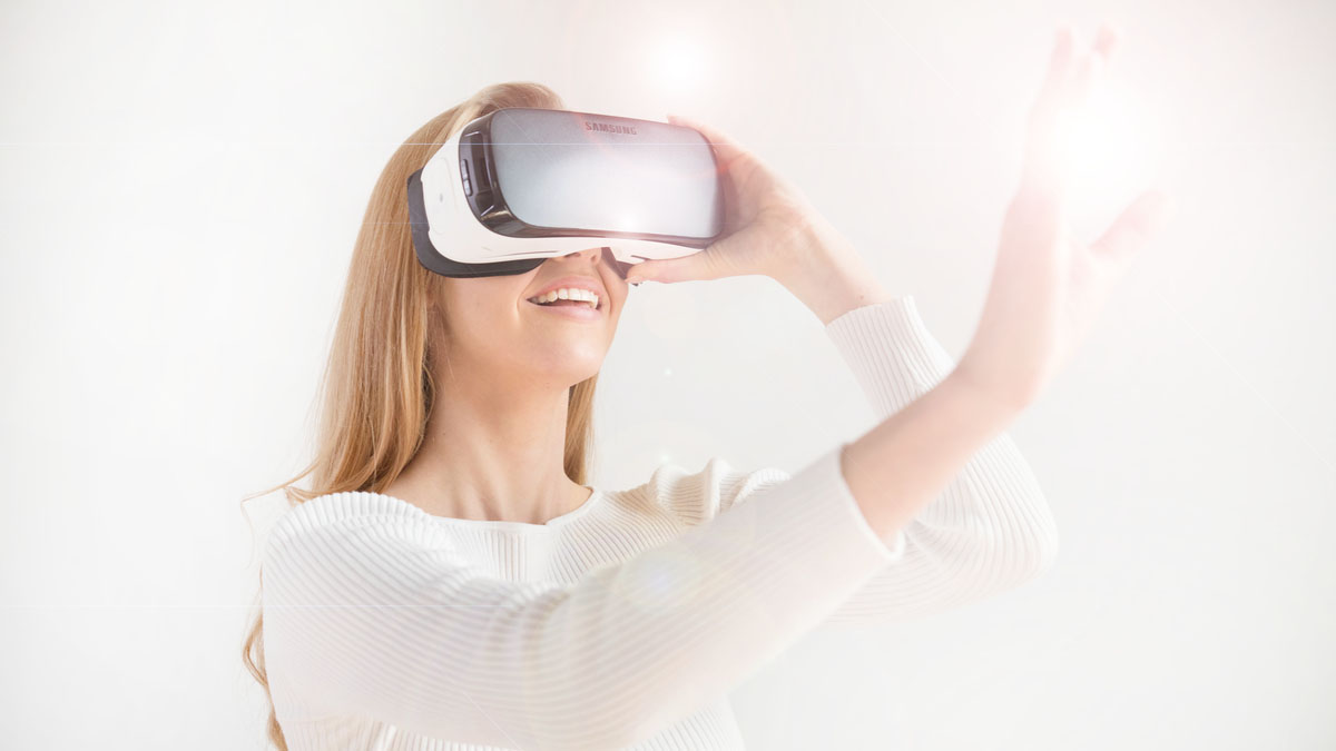 Frau mit VR-Brille in der virtuellen Realität